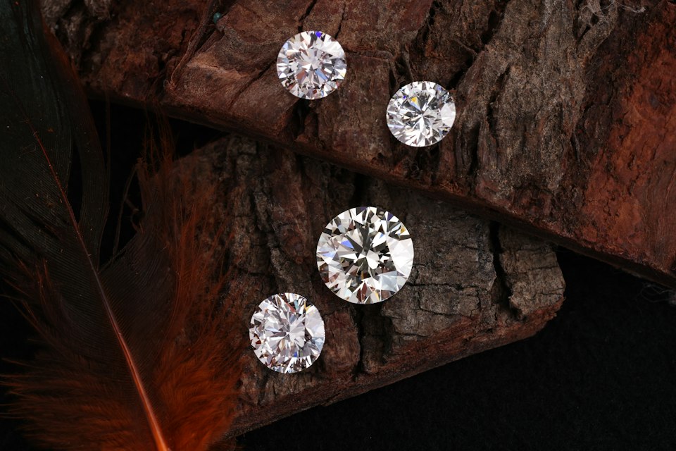 Four round brilliant diamonds
