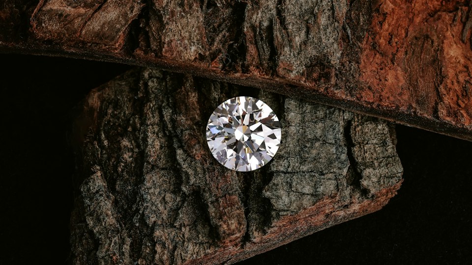 A round brilliant diamond, face up